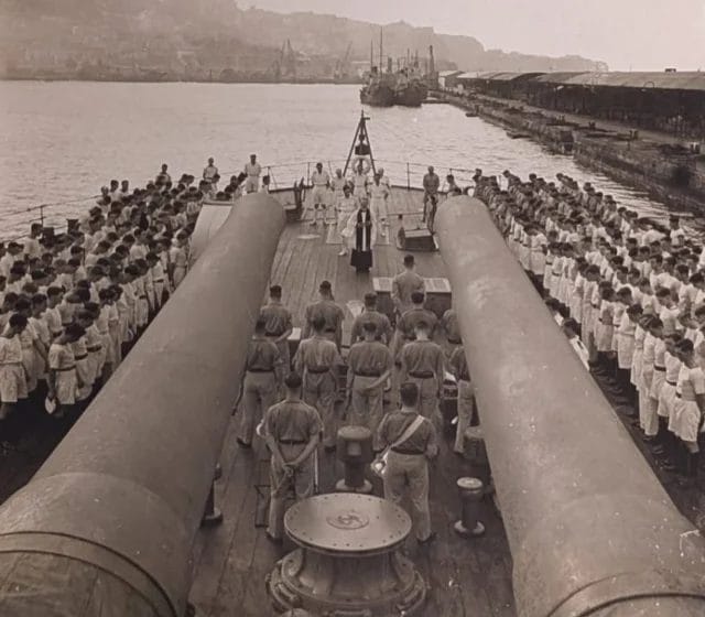 Sunday Mass held aboard a Royal Navy warship at the South Mole, Gibraltar, during WWII.
📸 Kenneth Busuttil
#ww2 #gibraltar #heritage #navy