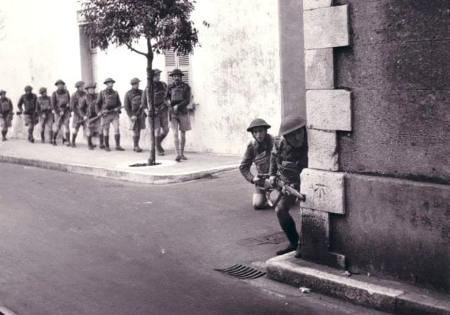British soldiers training for urban combat in Gibraltar’s town area during WWII, pictured here in Secretary’s Lane.
📸 Kenneth Busuttil
#gibraltar #history #ww2