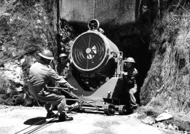 A searchlight is wheeled out from its concealed position within the tunnels during the Second World War. The platform tracks allowed it to be moved into place, while the tunnel exits were camouflaged with hessian curtains—seen here raised above the searchlight and the British soldiers.
📸 Kenneth Busuttil
#history #ww2 #gibraltar