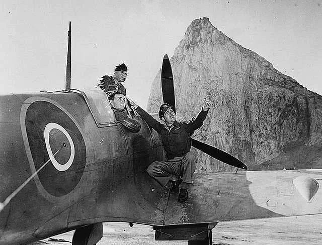 USAAF pilots with an RAF Supermarine Spitfire at Gibraltar, 1942.
United States Army Air Force officers observe a Spitfire in flight from the cockpit of another. Left to right: Colonel Harold B. Willis (Boston, Massachusetts), Major Marvin L. McNickle (Doland, South Dakota), and Captain A. E. Vinson (Monticello, Mississippi).
#gibraltar #ww2 #ww2tunnels #history #raf #usa