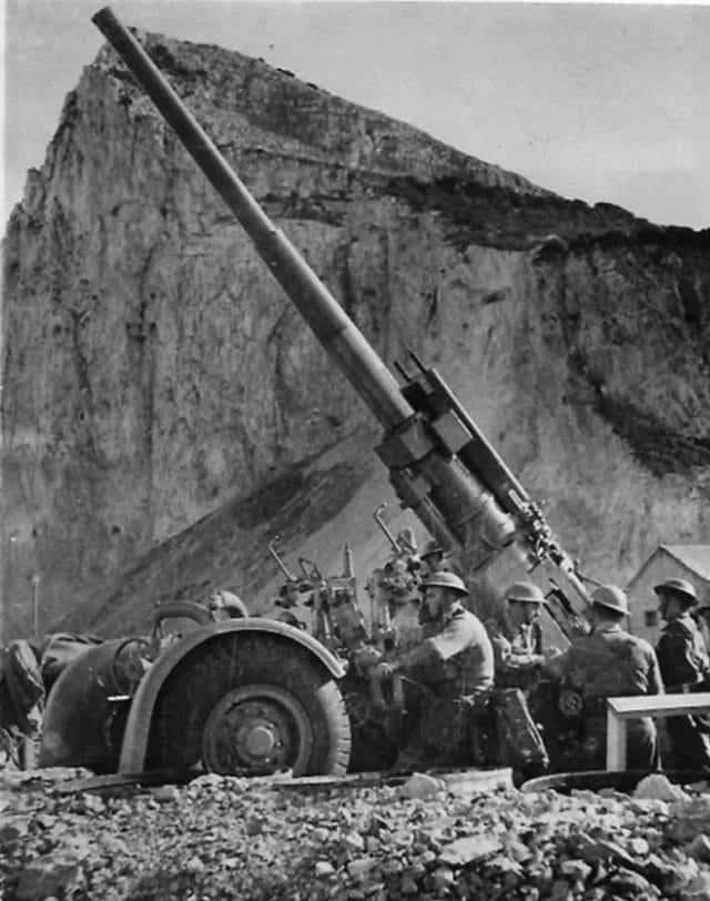A 3.7-inch anti-aircraft gun emplacement on Gibraltar’s north-eastern defences during WWII.
📸 Kenneth Busuttil
#gibraltar #history #ww2