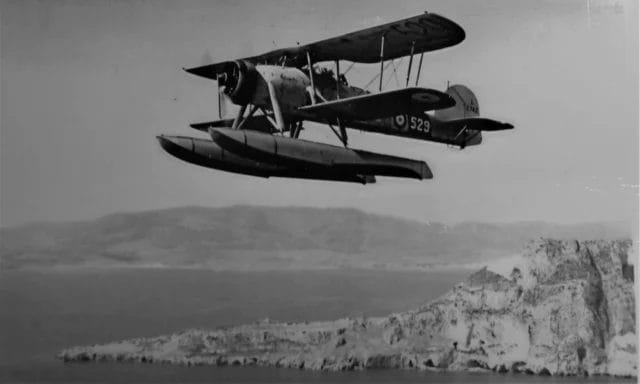 A Fairey Swordfish bi-plane of the Royal Navy’s Fleet Air Arm, seen flying east of Europa Point in March 1938. At the time, it formed part of 701 Catapult Flight, operating from the mighty battlecruiser HMS Hood.
📸Kenneth Busuttil
#gibraltar #history #ww2 #navy #militaryaviation