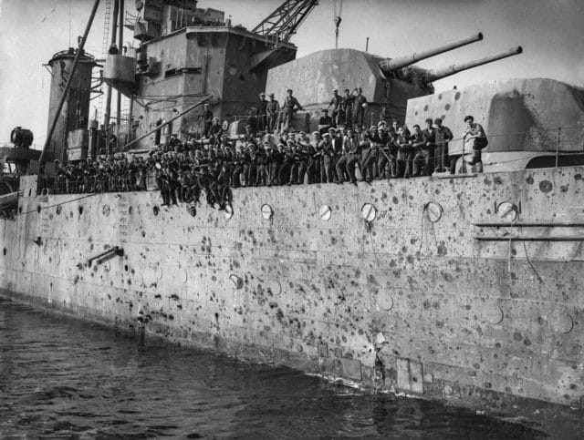 A view of HMS Penelope’s starboard side, alongside the bridge on her arrival in Gibraltar, following intense Axis attacks during her voyage. The hull is visibly riddled with splinter holes — damage that earned her the nickname “HMS Pepperpot.”
#navy #gibraltar #ww2 #history #wwii
