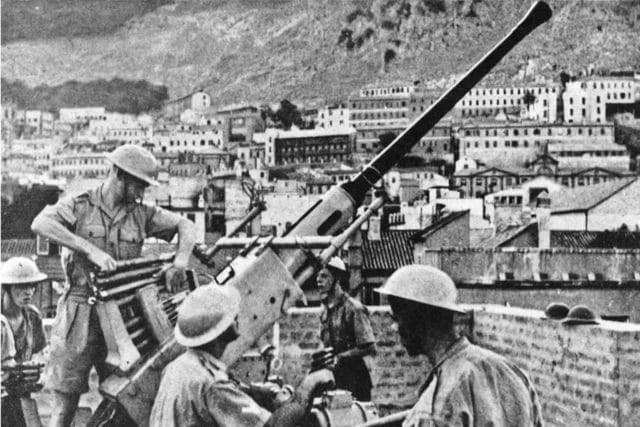 A Bofors 40mm anti-aircraft gun position located on Gibraltar’s western side, circa 1941–1942, during the Second World War.
📸Kenneth Busuttil 
#ww2 #gibraltar #history #heritage #wwii