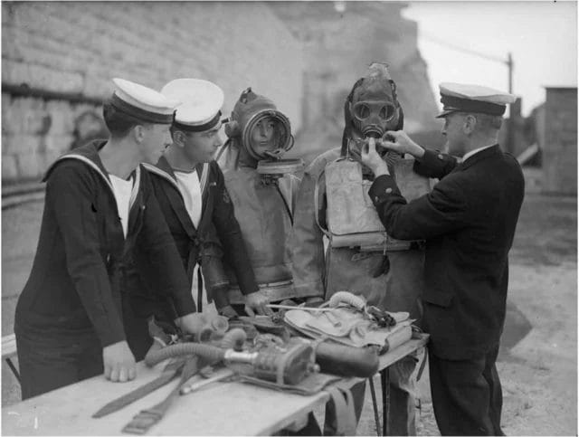Members of the Underwater Working Party familiarise themselves with their diving equipment at Rosia Bay, April 1944.
Tasked with inspecting the hulls of vessels anchored in Gibraltar Bay, these men searched for deadly threats such as limpet mines and other explosive devices.
📸Kenneth Busuttil
#heritage #ww2 #gibraltar #navy #military