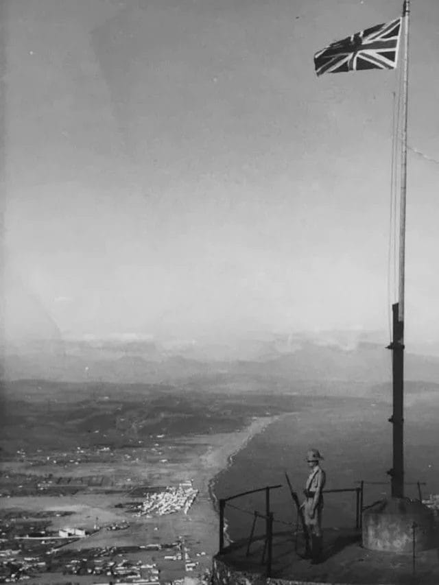 A British sentry stands beside the Union Flag at the northern tip of the Rock in 1942. The Spanish hinterland can be seen stretching out in the distance.
📸 Kenneth Busuttil
#ww2 #gibraltar #history #wwii #soldier